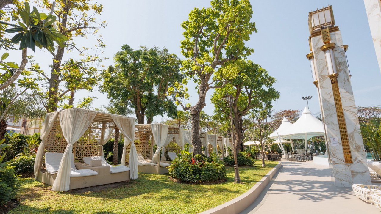 Copacabana_Beach_Jomtien_Pattaya_garden