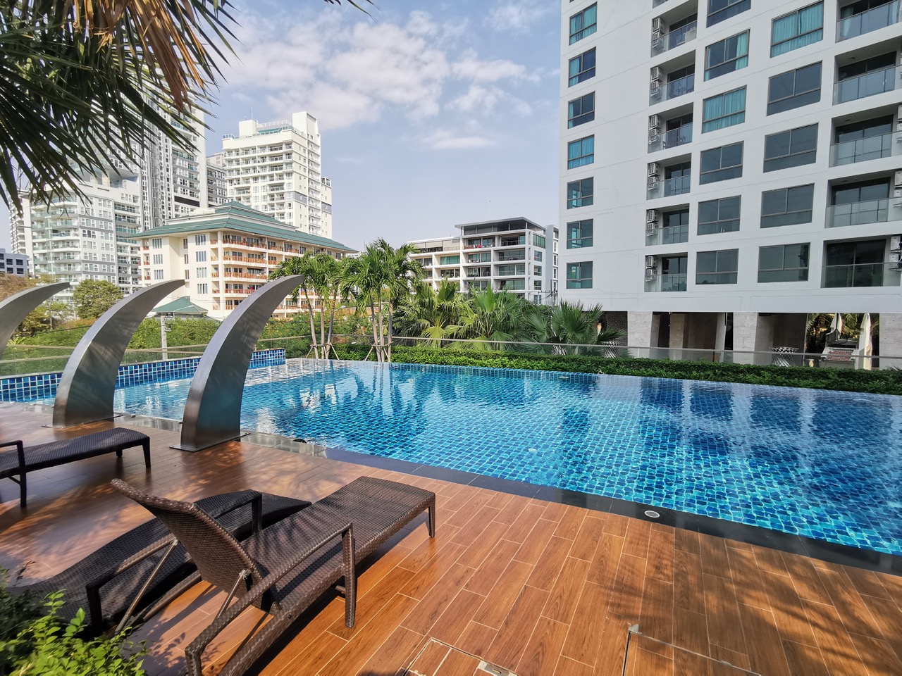 The Peak Towers Pattaya: купить квартиру в Паттайе