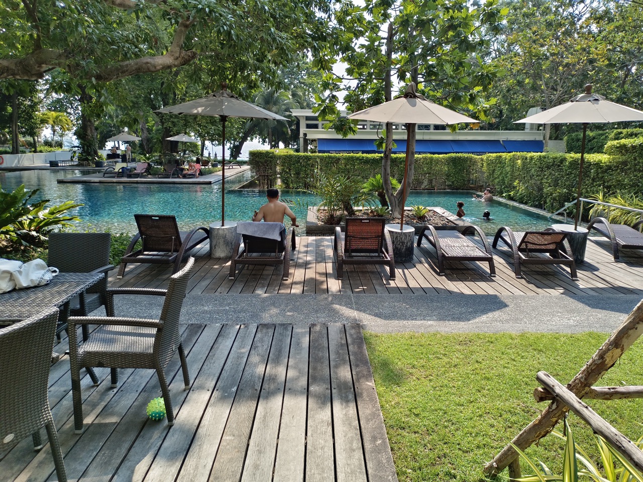 ZIre_wongamat_pool