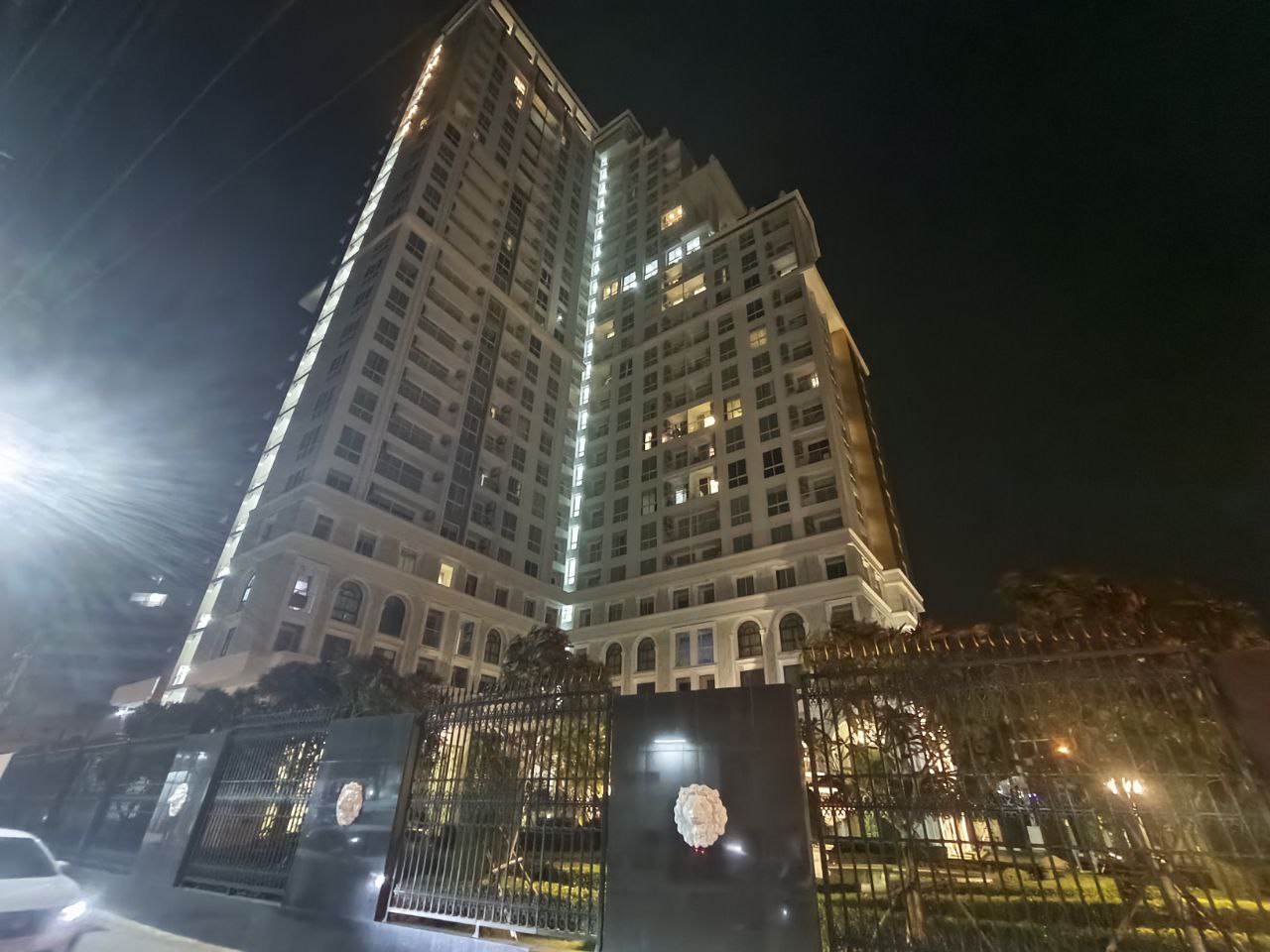Empire Tower Паттайя ночной вид